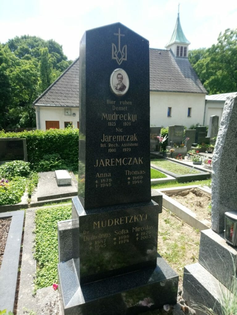 Памятник на місці могили дружини Софії Мудрецької